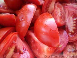Аджика (4): Как приготовить домашнюю аджику из помидоров:    Помидоры вымыть, разрезать на части, вырезать зеленый стержень.