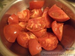 Аджика (10): Как приготовить аджику из помидоров на зиму:    Спелые помидоры помыть. Разрезать на части, вырезать зеленую сердцевину.