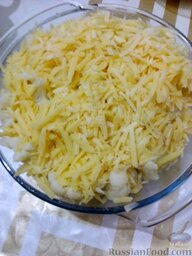Запеканка из цветной капусты с сыром: Слой капусты посыпать тертым сыром.