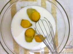 Запеканка из цветной капусты с сыром: Соединить и взбить яйца с молоком.Посолить (щепотка).