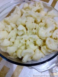 Запеканка из цветной капусты с сыром: Выложить цветную капусту в форму.
