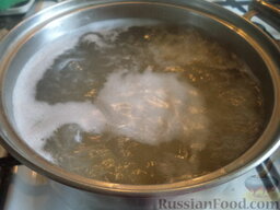 Запеканка из макарон с сыром и колбасой: Вскипятить 2 л воды, посолить. Макароны отварить в соленой воде до готовности согласно инструкции.
