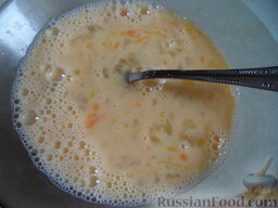 Запеканка из макарон с сыром и колбасой: Взбить хорошо яично-молочную смесь.