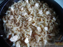 Запеканка из макарон с сыром и колбасой: Затем посыпать молотыми сухарями, переложить кусочками масла.