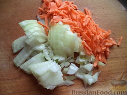 Запеканка из макарон с сыром и колбасой: Очистить, вымыть лук и морковью Нарезать соломкой.