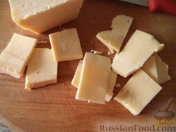 Запеканка из макарон с сыром и колбасой: Сыр нарезать ломтиками.