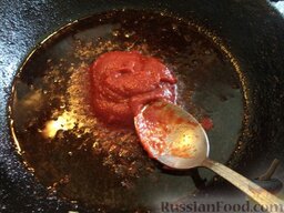 Гуляш говяжий: В сковороду (к оставшемуся после жарки мяса маслу) добавить томат, спассеровать на среднем огне (1-2) минуты.