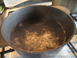 Мамалыга скоростная (скороспелая): Как приготовить мамалыгу из кукурузной крупы:    Вскипятить 1,25 л воды. Посолить.