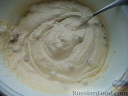 Кекс творожный: А в заключение, смешать тесто с подготовленным заранее изюмом. Если творог очень сухой, следует полить немного молока или сметаны.