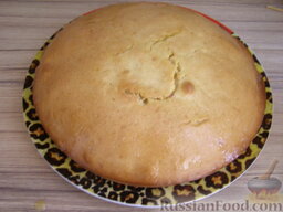 Пирог «Сметанный»: Готовый пирог сметанный смажьте растопленным сливочным маслом.