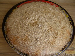 Пирог «Сметанный»: Посыпьте молотыми орехами, перемешанными с сахарной пудрой.