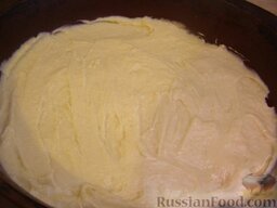 Пирог «Сметанный»: Выложите тесто в смазанную форму. Аккуратно разровняйте поверхность.