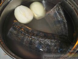 Заливное из рыбы: Рыбу помыть, очистить и варить, залив холод­ной водой. Добавить одну луковицу, бульон посолить и заправить лавровым листом. Варить рыбу 20-25 минут.