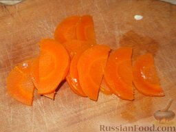 Заливное из рыбы: Вареную морковь и, по желанию,  лук очистить, на­резать кольцами или полукольцами.