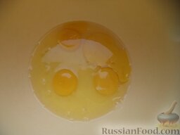Творожно-тыквенная запеканка: В миску вбить куриные яйца. Яйца взбить сна­чала отдельно.