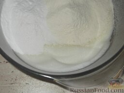 Основной рецепт массы для вафельных трубочек: Просеять муку, сахарную пудру и ванильный сахар и постепенно подмешать к взбитому белку.