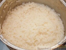 Рис с кукурузой и зеленым горошком: Затем сварить. Для этого залить рис водой (4-5 стаканов), накрыть крышкой, довести до кипения, посолить, убавить огонь, варить под крышкой при слабом кипении до готовности (15-20 минут). Вода должна вся впитаться.