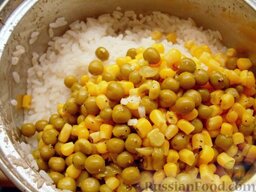 Рис с кукурузой и зеленым горошком: К готовому рису добавить кукурузу с горошком.