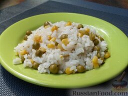 Рис с кукурузой и зеленым горошком: Подать ризотто с кукурузой и горошком к столу.