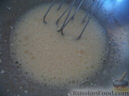 Запеканка тыквенная с рисом: Включить духовку.  В миску вбить куриные яйца, добавить сахар и мягкое сливочное масло. Все хорошо взбить.