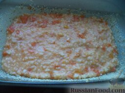 Запеканка тыквенная с рисом: Разложить на него полученную смесь, поставить в духовку на среднюю полку.