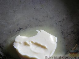 Пирожки с луком и яйцом: На сковороде на самом маленьком огне растопить сливочное масло.