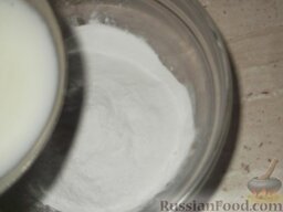 Глазурь простая сахарная: Просеянную сахарную пудру постепенно смешать с очень горячей жидкостью.