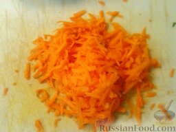 Гороховая каша: Морковь очистить, вымыть и крупно натереть.