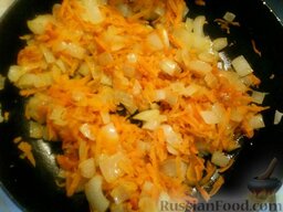 Гороховая каша: Разогреть масло на сковороде.    Обжарить мелко нарезанный лук и крупно натертую морковь на среднем огне, помешивая, до мягкости (10 минут).
