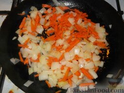 Печенка «Семейная»: На сковороде разогреть 1,5-2 ст. ложки растительного масла. Обжарить на ра­стительном масле нарезанные морковь и лук до золотистого цвета (10 минут на среднем огне, помешивая).