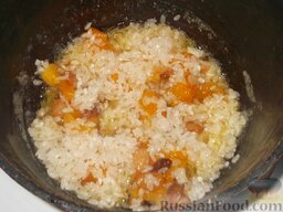 Плов с курагой и изюмом: Сверху - тонкий слой промытого риса (четверть от общего количества).