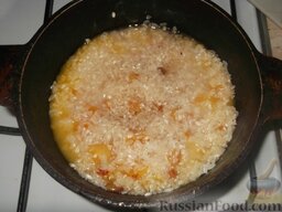 Плов с курагой и изюмом: Так выкладывать по нескольку слоев сушеных фруктов и риса, верхним слоем дол­жен быть рис.