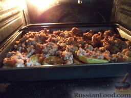 Мусака с картофелем: Поставьте форму в  духовку на среднюю полку, запекайте 30 минут при 200 °С.