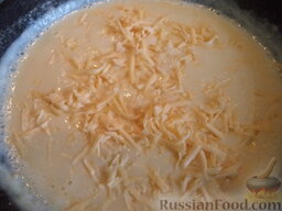 Мусака с картофелем: Массу охладите, добавьте взбитое яйцо, немного соли, часть тертого сыра, перемешайте.