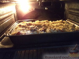 Мусака с картофелем: Поставьте форму в духовку на среднюю полку, запекайте до золотистого цвета (около 10 минут).