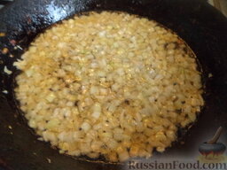 Мусака с картофелем: Разогрейте сковороду, налейте 30 г масла. Выложите лук,  слегка обжарьте на части масла, помешивая, на среднем огне (около 2 минут).