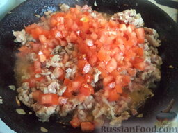 Мусака с картофелем: Далее перец, соль и мелко нарезанные помидоры.