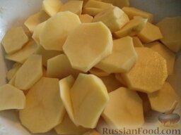 Мусака с картофелем: Картофель очистите, вымойте, нарежьте кружочками (толщиной около 0,5 см).