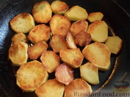 Мусака с картофелем: Включите духовку.  Картофель обжарьте на оставшемся масле, периодически помешивая, на среднем огне (около 10-15 минут), посолите.