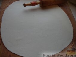 Картофельные ленивые вареники: Подсыпая муку, раскатать тесто на тонкие пласты (около 2-3 мм).