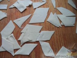 Картофельные ленивые вареники: Пласты нарезать на мелкие кубики, треугольники или ромбики.
