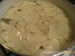 Картофельные ленивые вареники: В кастрюле вскипятить 2,5 л воды, посолить. В кипяток опустить нарезанное тесто. Довести до кипения. Сварить в подсоленной кипящей воде до готовности (около 2-3 минут).