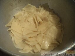 Картофельные ленивые вареники: Готовые изделия откинуть на дуршлаг.