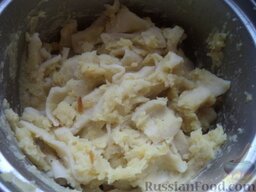 Картофельные ленивые вареники: В подготовленный картофель, помешивая, добавлять маленькими порциями, предварительно процеженные через дуршлаг, квадратики из теста.