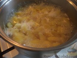 Картофельные ленивые вареники: Картофель выложить в кастрюлю, залить холодной водой, поставить на огонь, довести до кипения. Отварить картофель до готовности на небольшом огне под крышкой (около 20 минут).