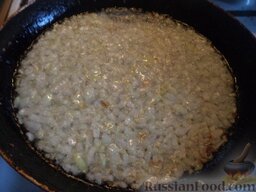 Картофельные ленивые вареники: Разогреть сковороду, налить растительное масло, выложить подготовленный лук. Пассеровать лук на среднем огне, помешивая, до золотистости (2-3 минуты).