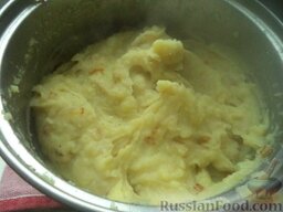 Картофельные ленивые вареники: Слив воду, потолочь и добавить спассерованный на растительном масле лук (половину лука), соль и перец. Хорошо перемешать.
