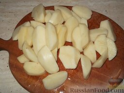 Рагу из овощей и картофеля: Сырой картофель нарезать дольками или кубиками. Посолить (1-2 щепотки).