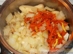 Рагу из овощей и картофеля: Картофель, пассерованные овощи положить в кастрюлю.