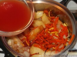 Рагу из овощей и картофеля: Влить томатный соус и тушить 15-20 минут.